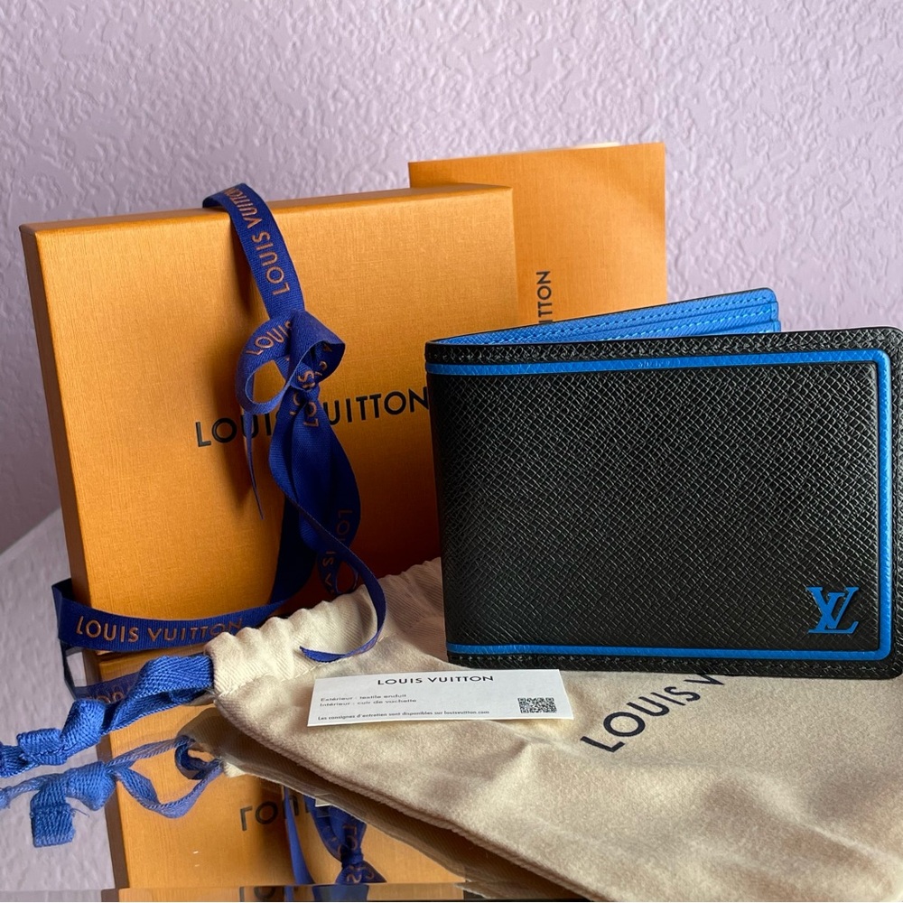 GORGEOUS Louis Vuitton 2018 Taiga Bifold Wallet in Like New Condition